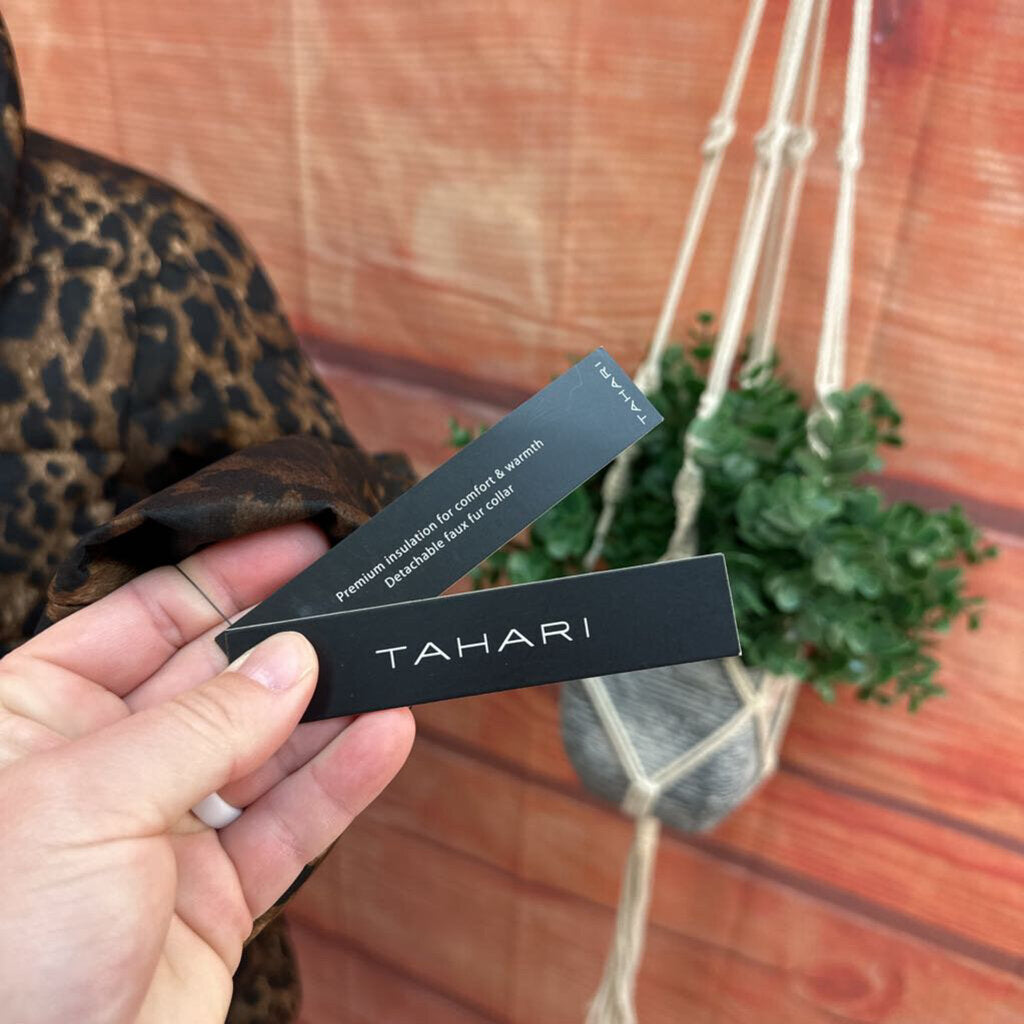 TAHARI LEOPARD PUFFER COAT SIZE MEDIUM