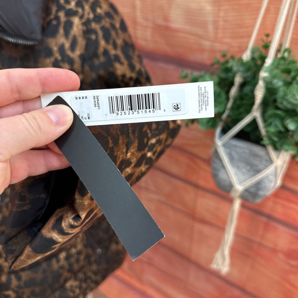 TAHARI LEOPARD PUFFER COAT SIZE MEDIUM