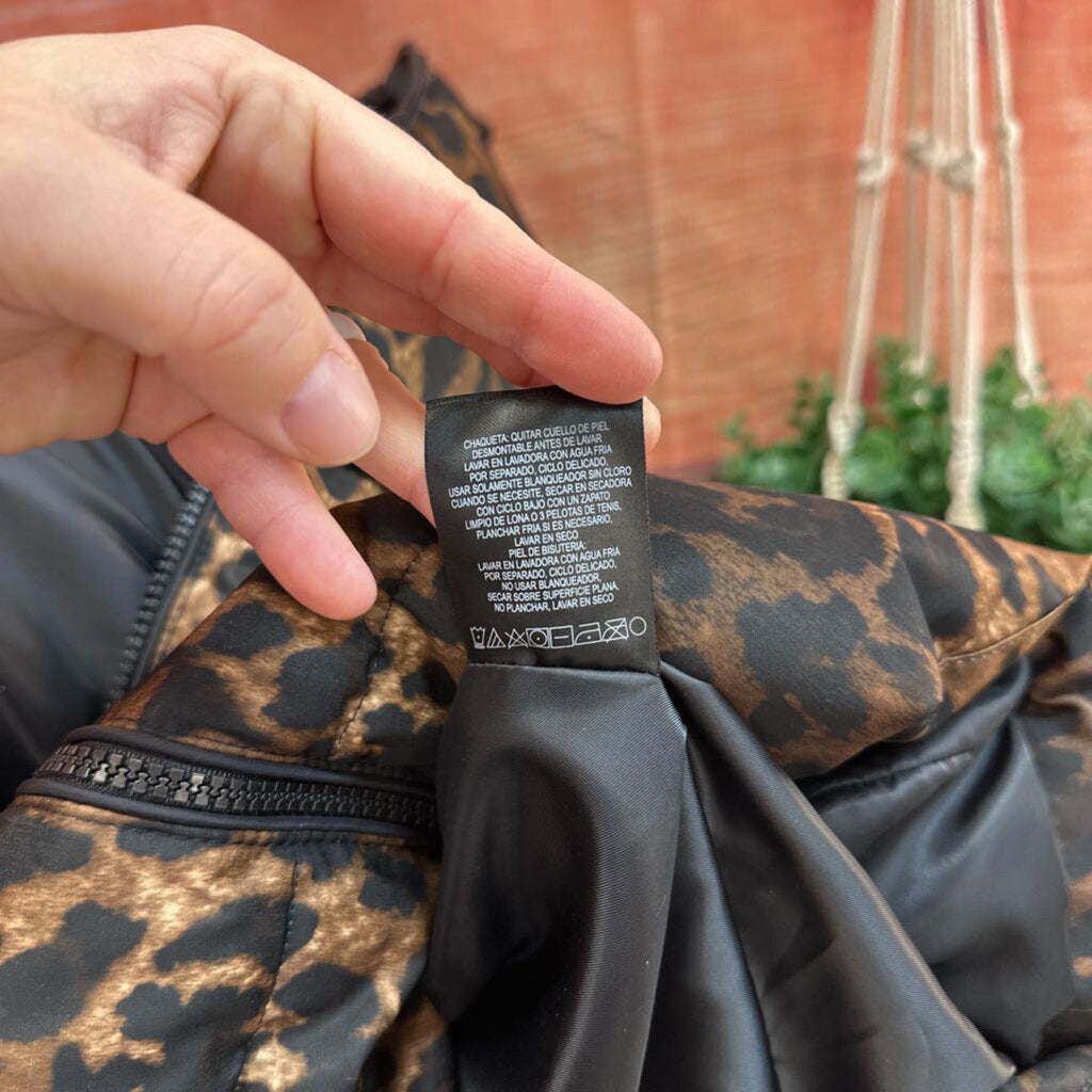 TAHARI LEOPARD PUFFER COAT SIZE MEDIUM