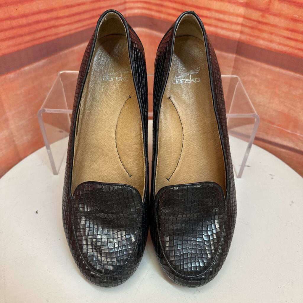 Black Flat Shoes with Crocodile Texture